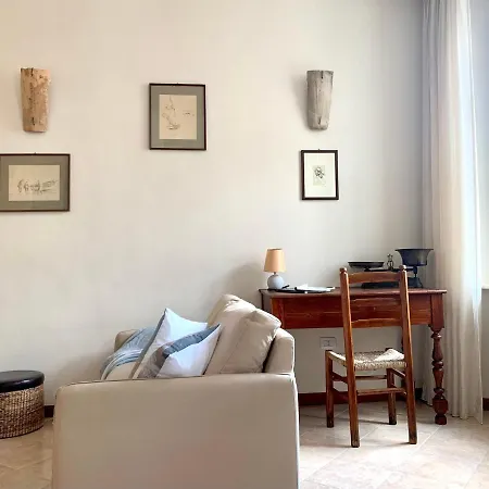 Adorable 2 Bedroom In The Heart Of Apartment *